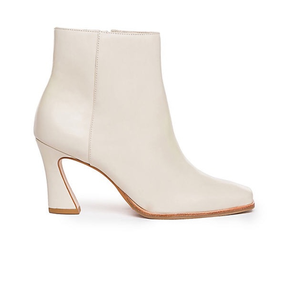 NEW IN BOX BERNARDO BOWERY CALFSKIN ANKLE BOOTIES IN EGGSHELL Off White Size 7.5